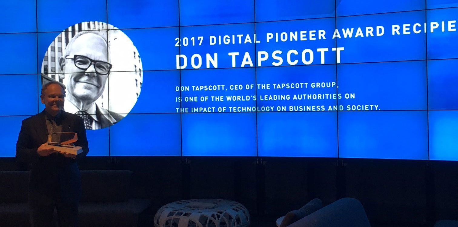 Governor General David Johnston congratulates Don Tapscott on winning the 2017 Digital Pioneer Award